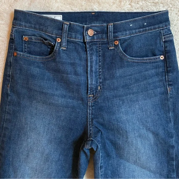 Gap's High Rise True Skinny Jeans in Dark Wash - Picture 3 of 8